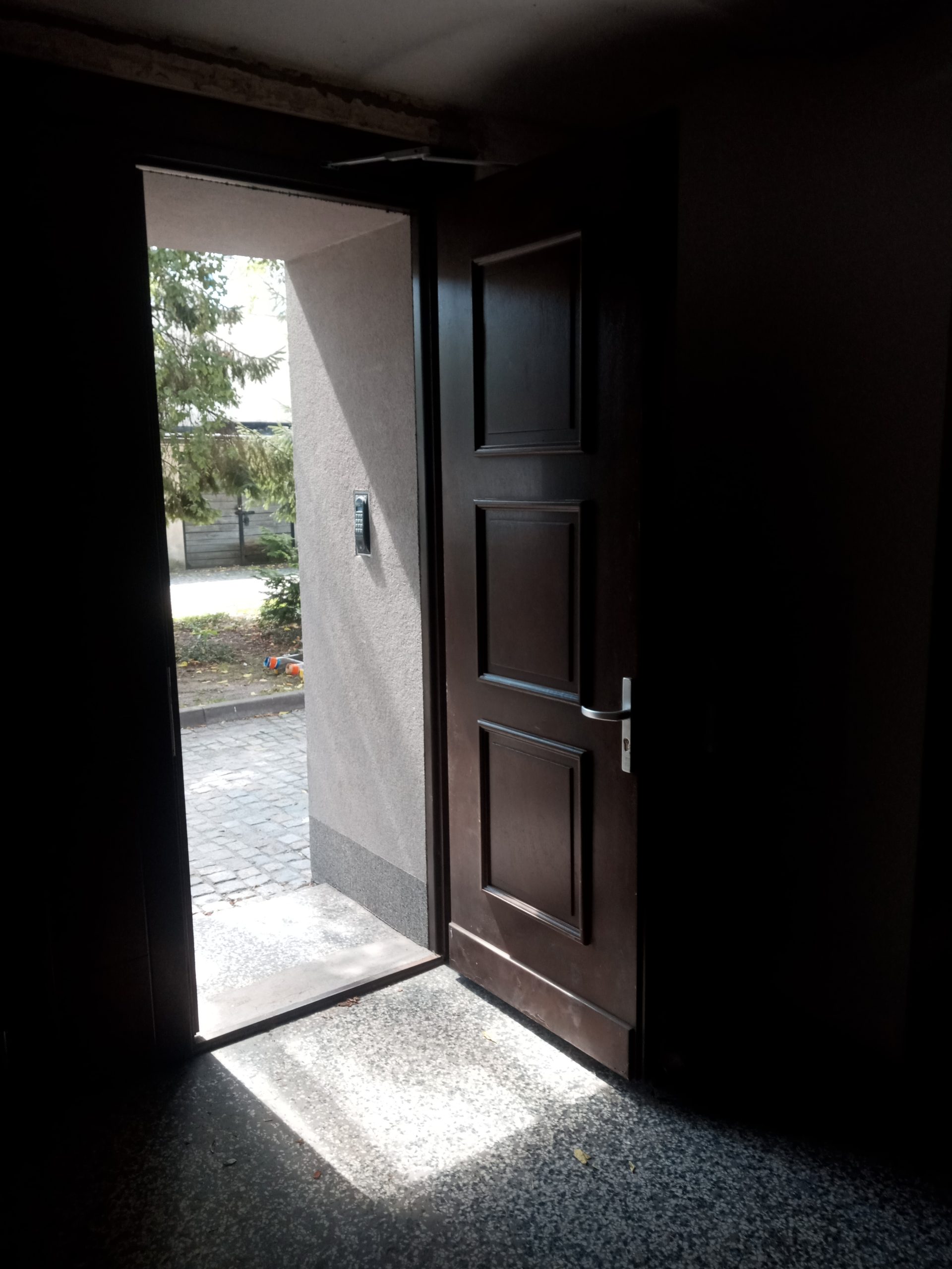 Zdjęcie obrazujące otwarte drzwi wejściowe