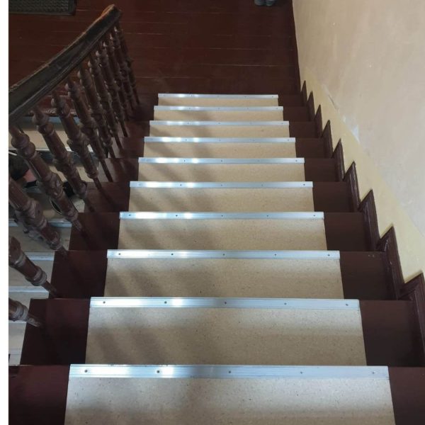 Wyremontowane schody z położoną jasną okładziną