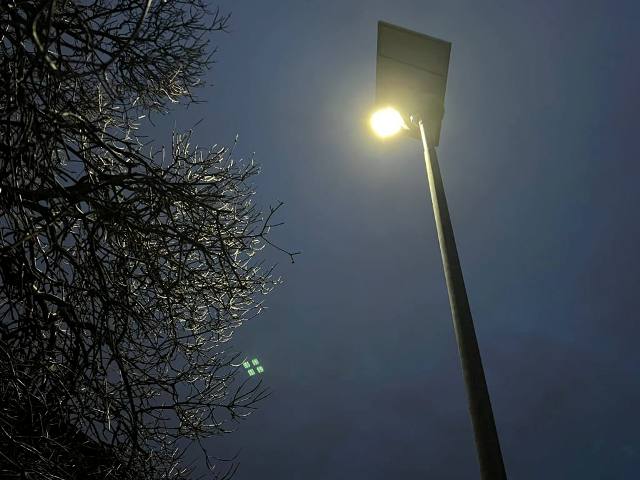 świecąca nocą lampa solarna, zdjęcie od dołu