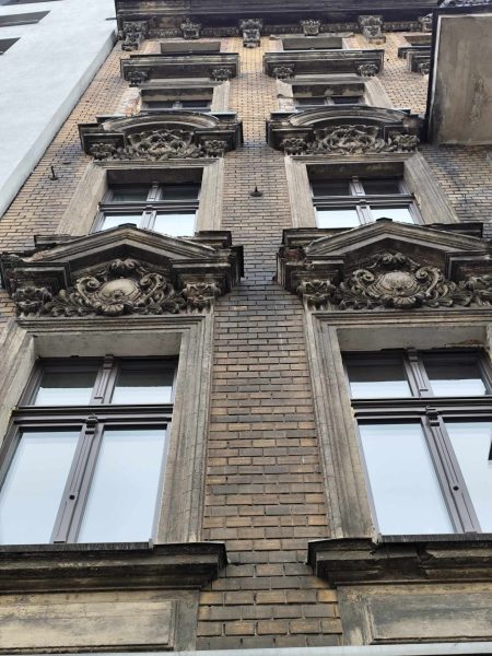 Zbliżenie na stolarkę okienną oraz sztukaterie