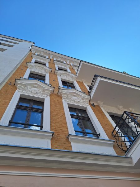 Zbliżenie na stolarkę okienną oraz sztukaterie; zdjęcie porównawcze