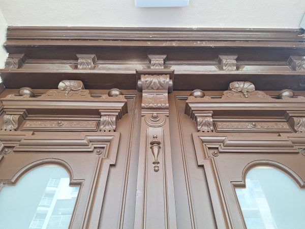 Widoczne detale w odrestaurowanych drzwiach
