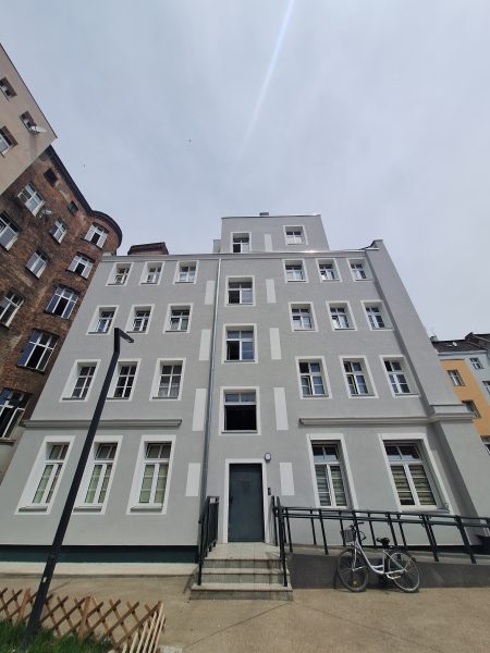 Ta sama kamienica co na poprzednim zdjęciu z już wyremontowaną fasadą