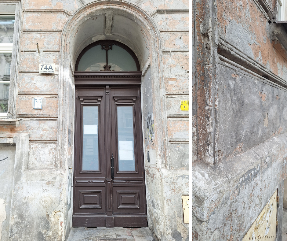 Dwie fotografie. Większa po lewej stronie to widok na drzwi kamienicy z numerem policyjnym 74a, po prawej wąskie pionowe zdjęcie ukazujące fragment gładkiej, szarej elewacji