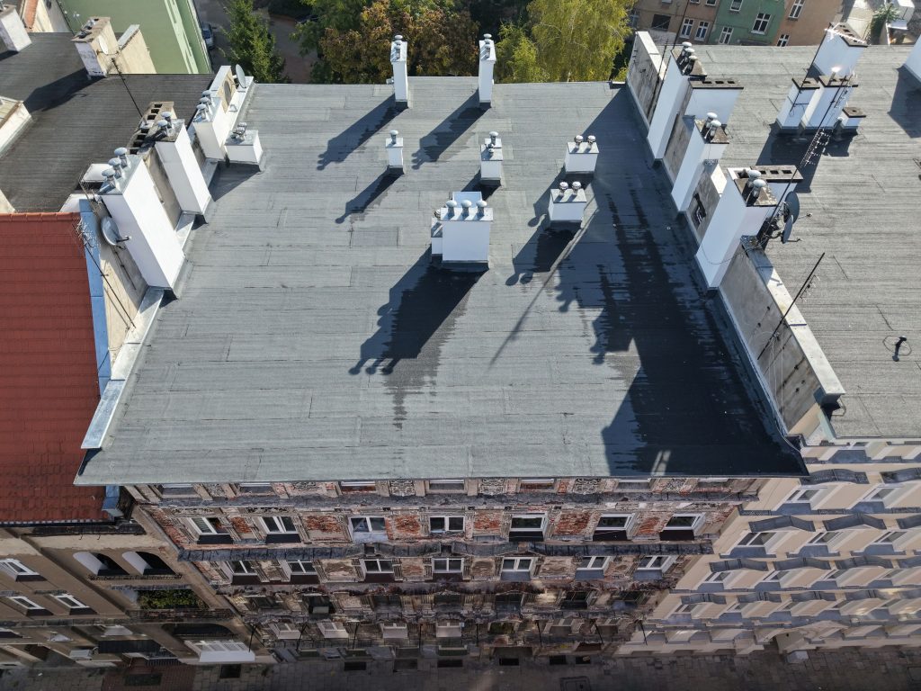 Widok z drona na płaski dach pokryty papą.