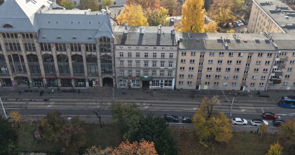 Widok z drona na miejską zabudowę pierzejową