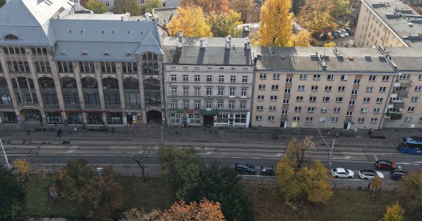 Widok z drona na miejską zabudowę pierzejową