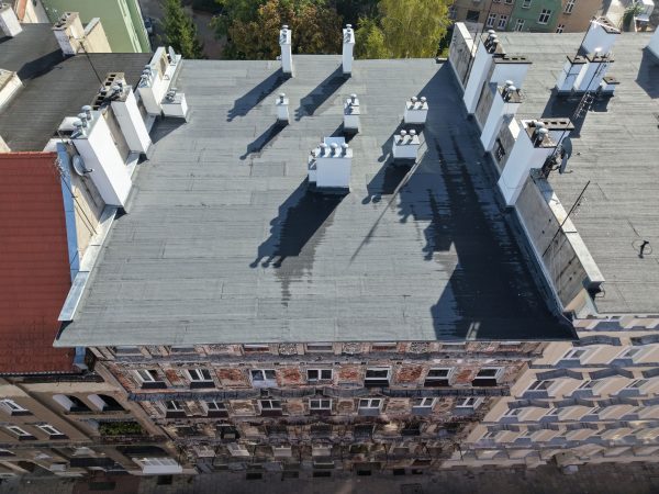 Widok z drona na płaski dach pokryty papą.