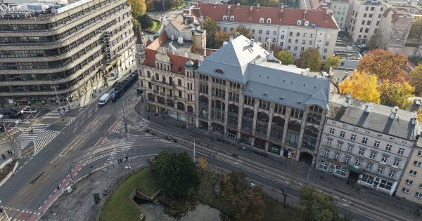 Widok z drona na miejską zabudowę pierzejową. Widoczne, w lewej części foto, jest również skrzyżowanie