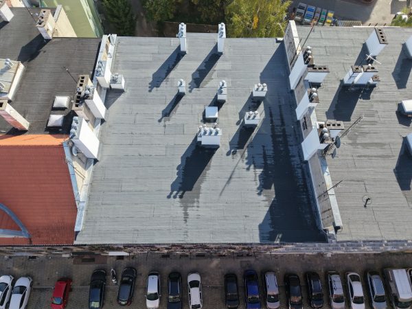 Widok z drona na płaski dach pokryty papą.